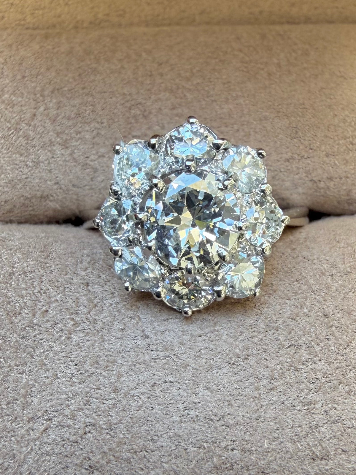 « Pia » Bague Marguerite en or blanc et diamants