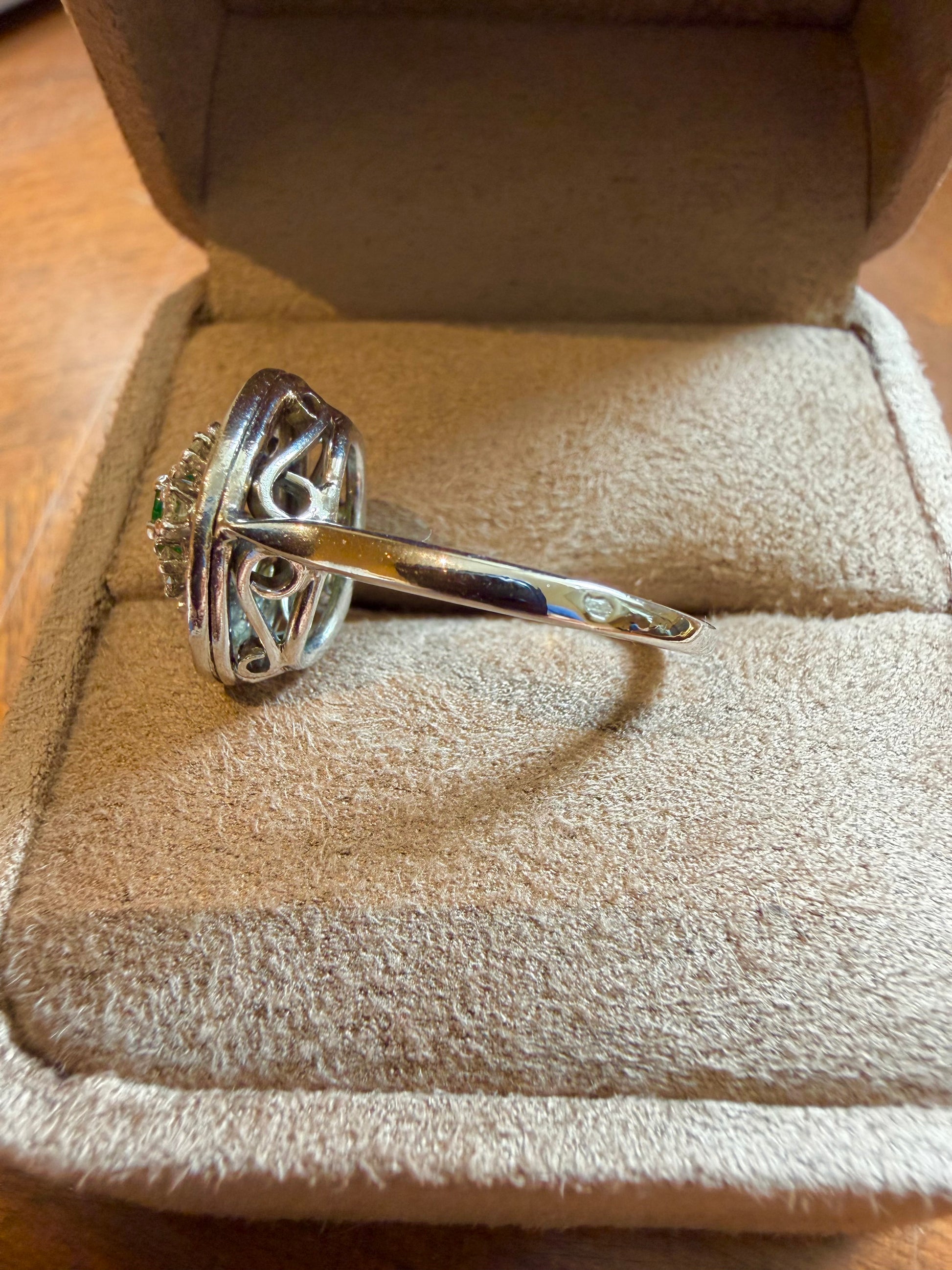 "Suzanne" Bague en or blanc émeraude et diamants