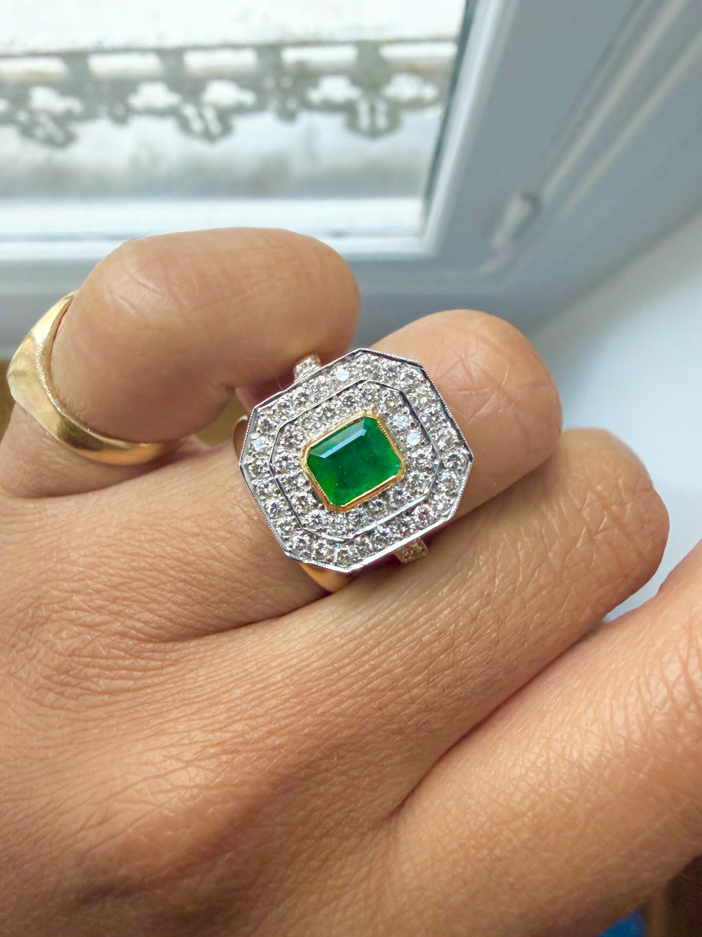 « Isabelle » Bague entourage en or émeraude et diamants