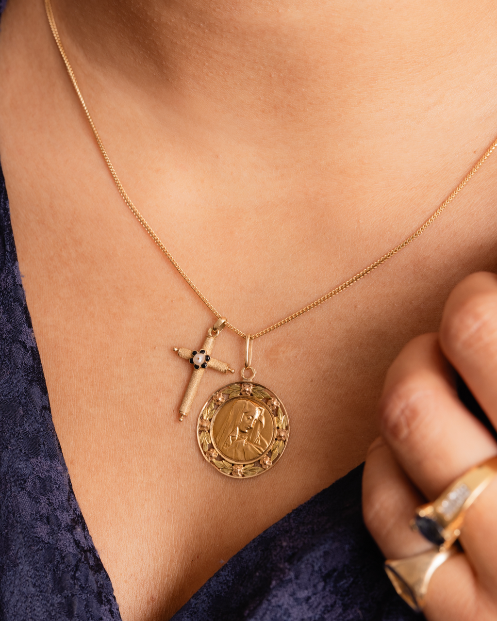 Médaille en or jaune, au profil de la Sainte Vierge Marie