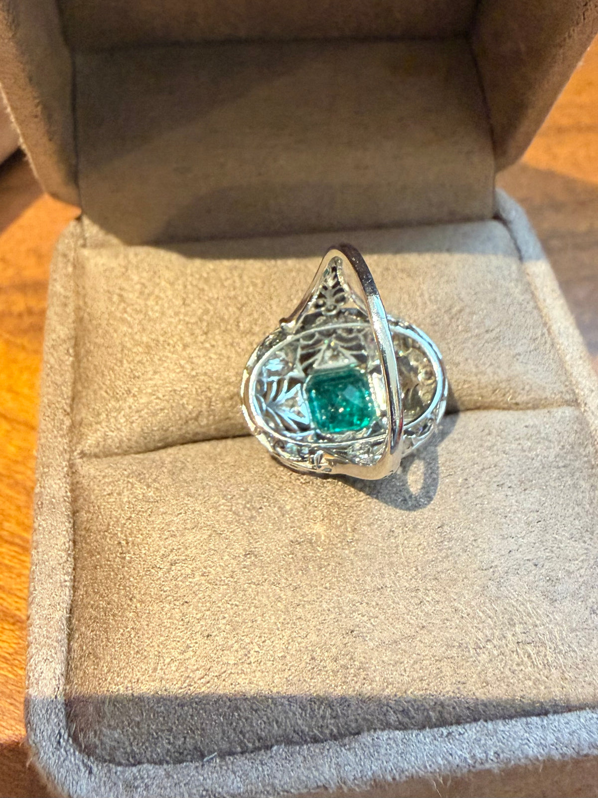 " Marie" Bague entourage dentelle en or blanc émeraude et diamants