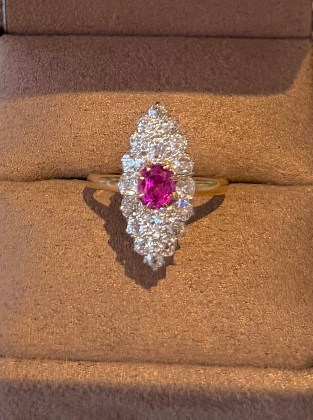 "Magdalena" Bague Marquise en or jaune saphir rose et diamants