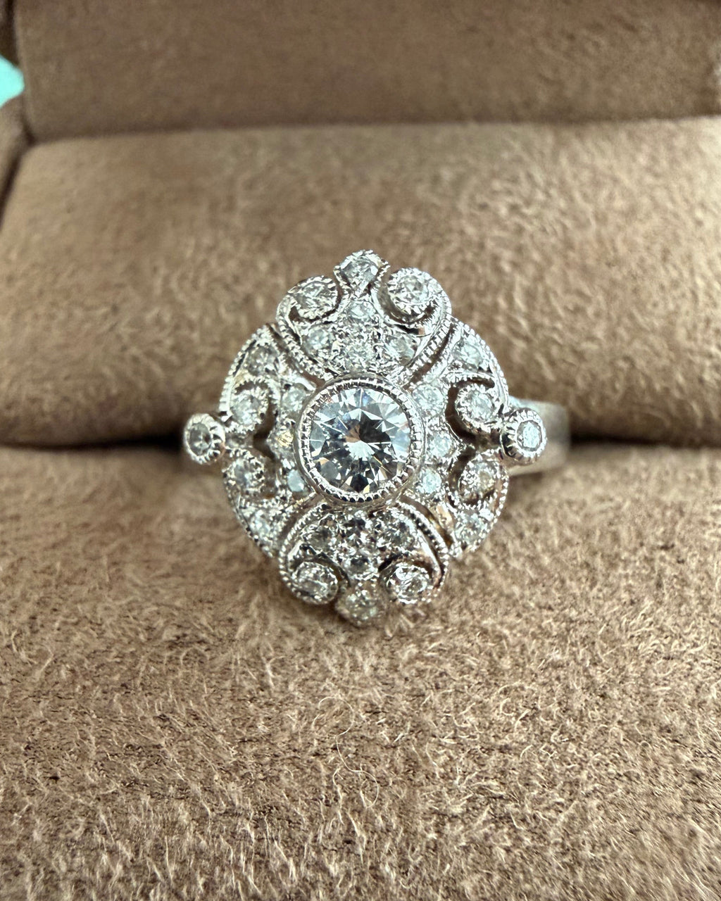 "Colombine" Bague entourage en or blanc et diamants