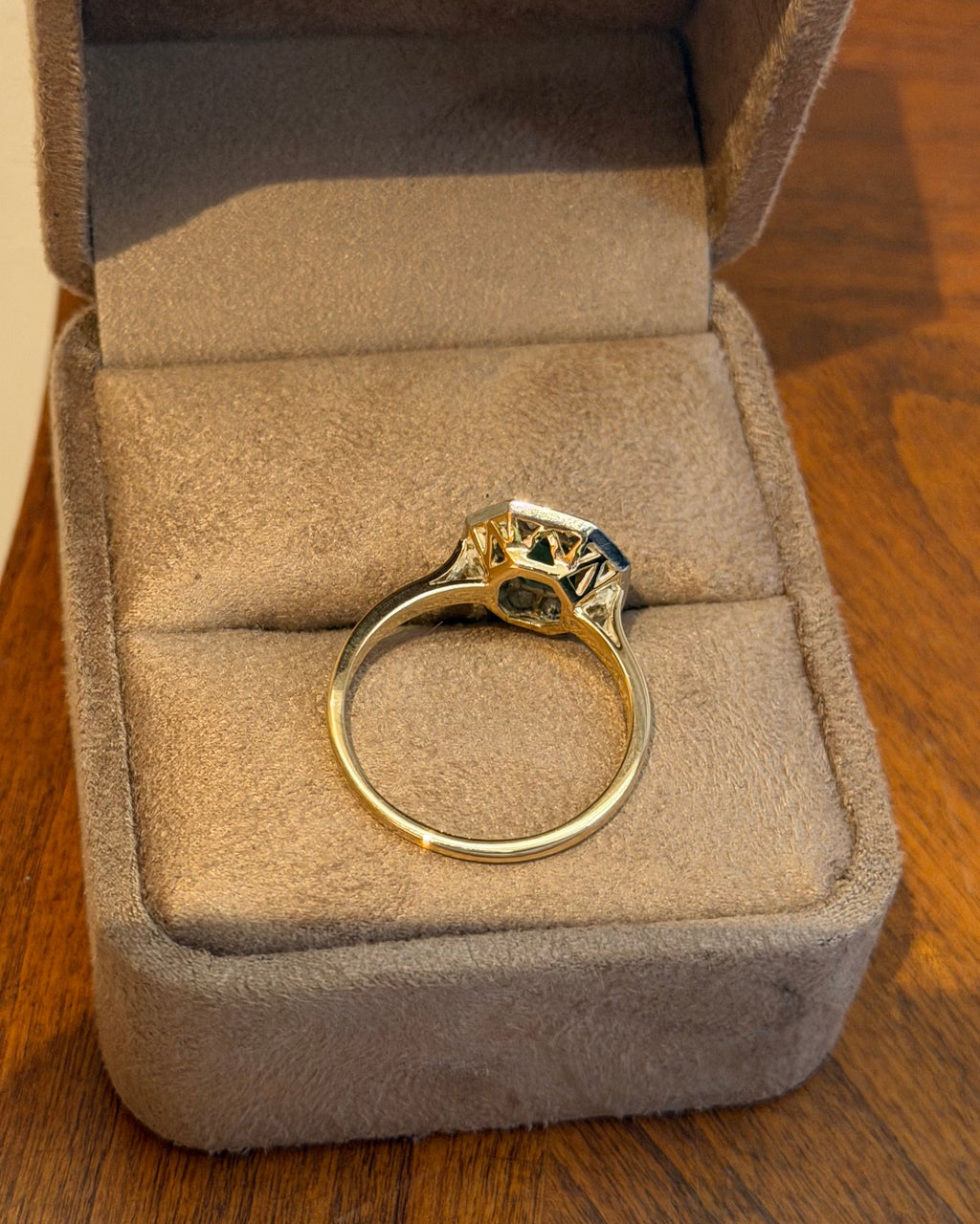« Mahaut » Bague entourage en or jaune émeraude et diamants