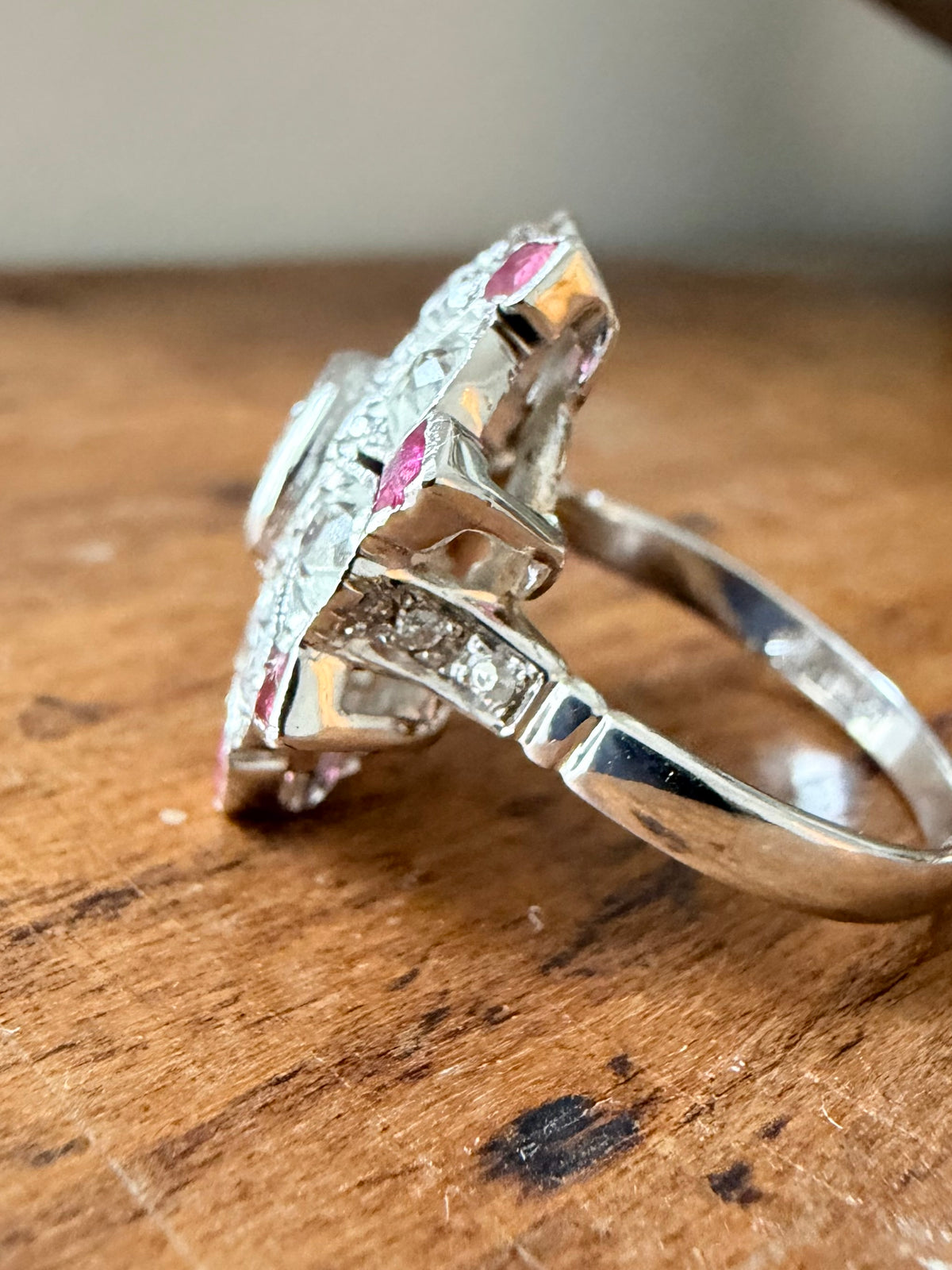 "Charlotte" Bague art déco en or blanc diamants et rubis