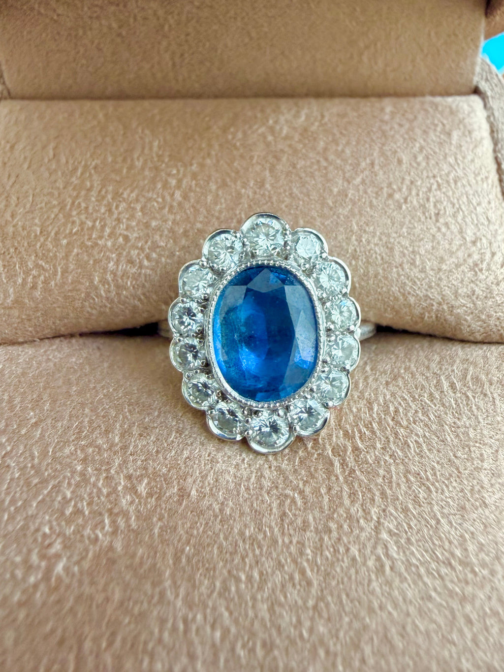 « Anastasia » Bague Pompadour en or blanc saphir et diamants