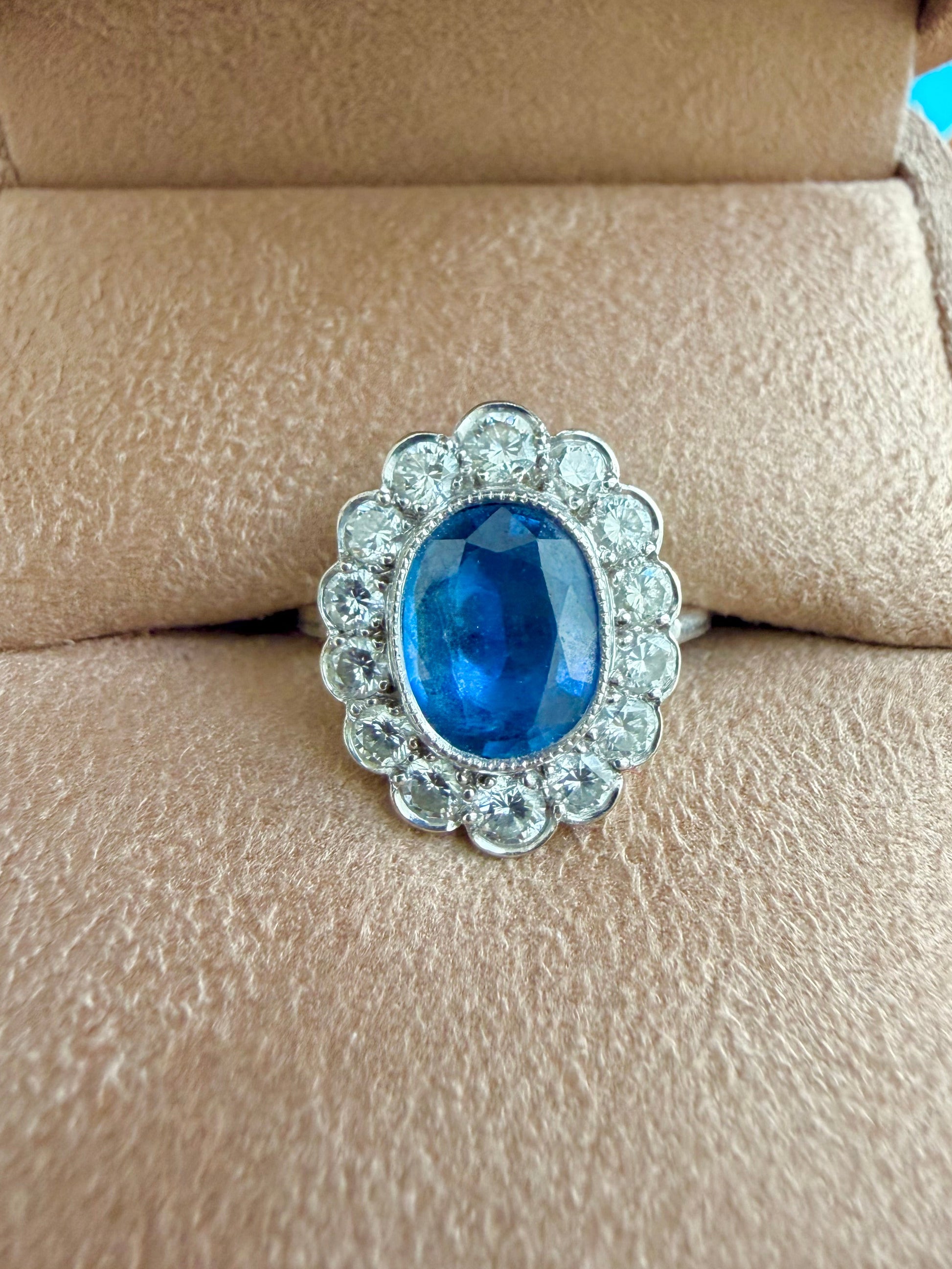 « Anastasia » Bague Pompadour en or blanc saphir et diamants
