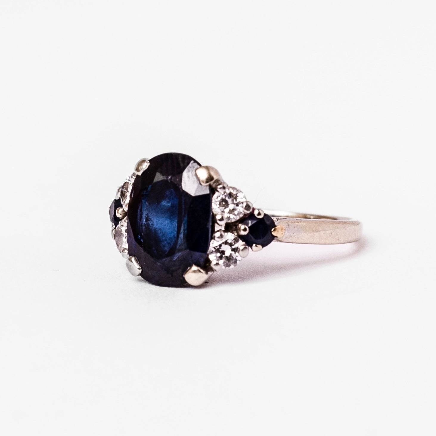 Bague en or blanc, saphir et diamants