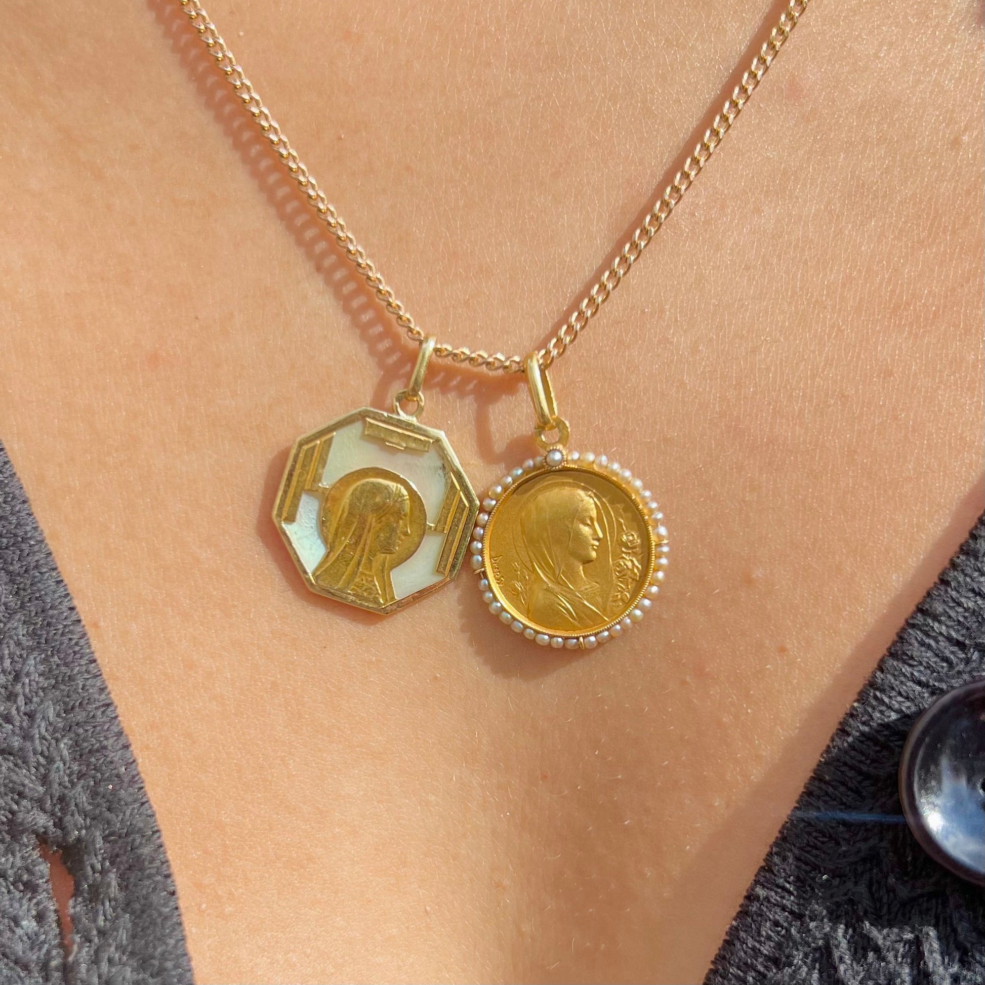 Pendentif Médaille Art Déco Sainte Vierge Marie en or jaune et nacre