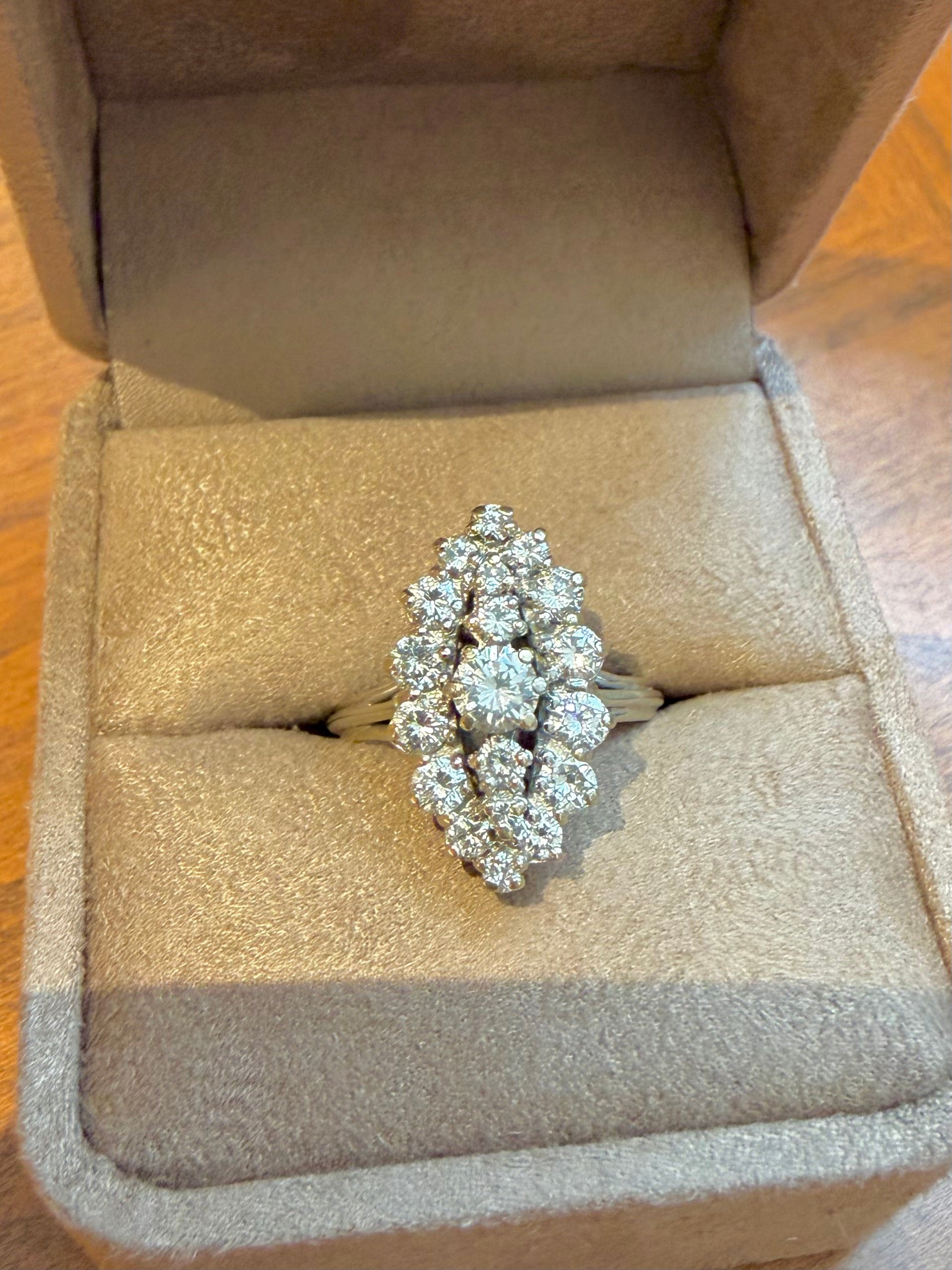 "Constance" Bague Marquise en or blanc et diamants 1.80 carats