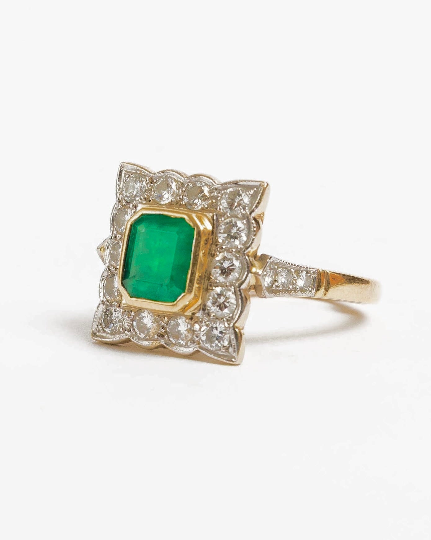 "Agathe" Bague entourage en or émeraude et diamants