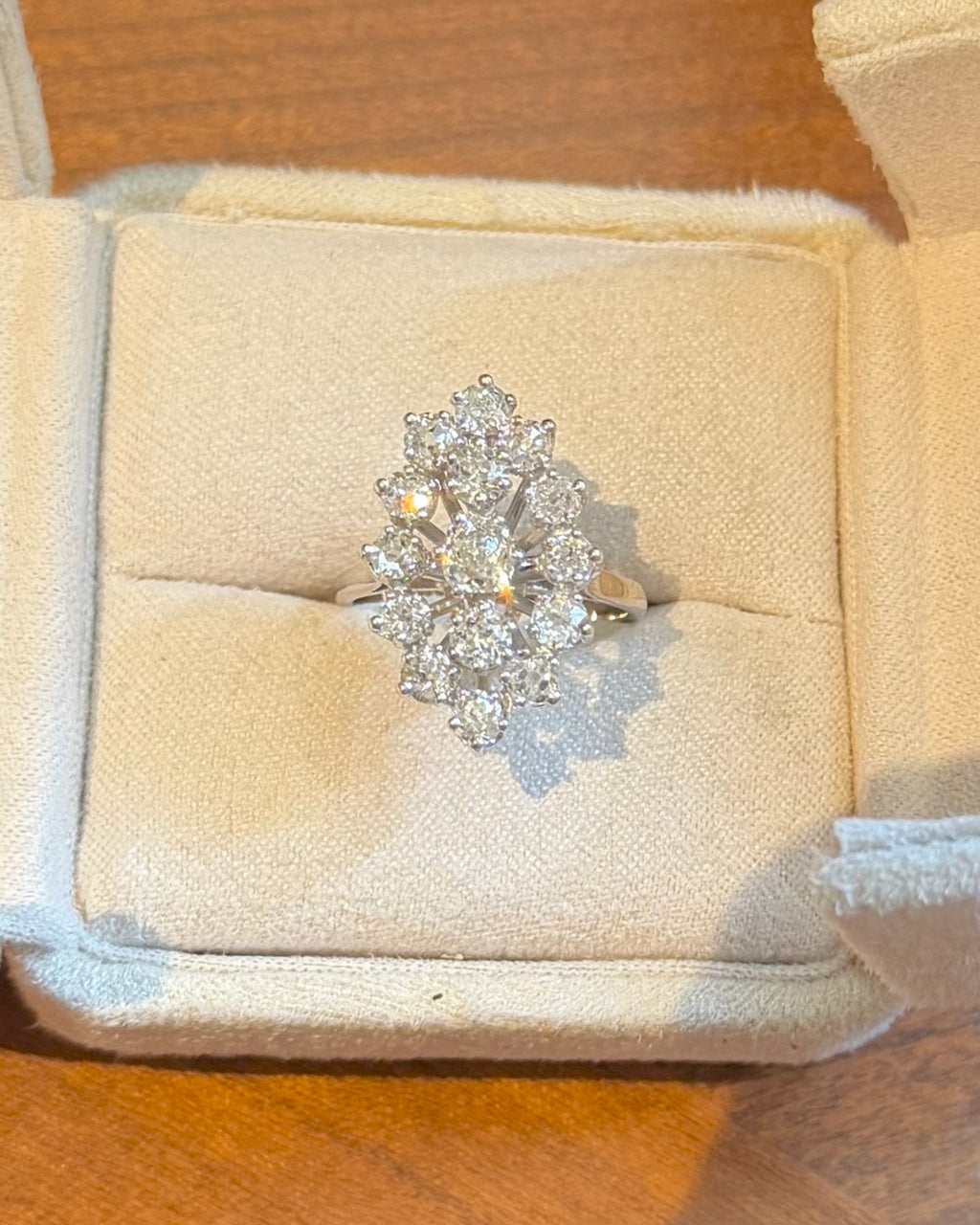 "Amélie" Bague Marquise en or blanc et diamants