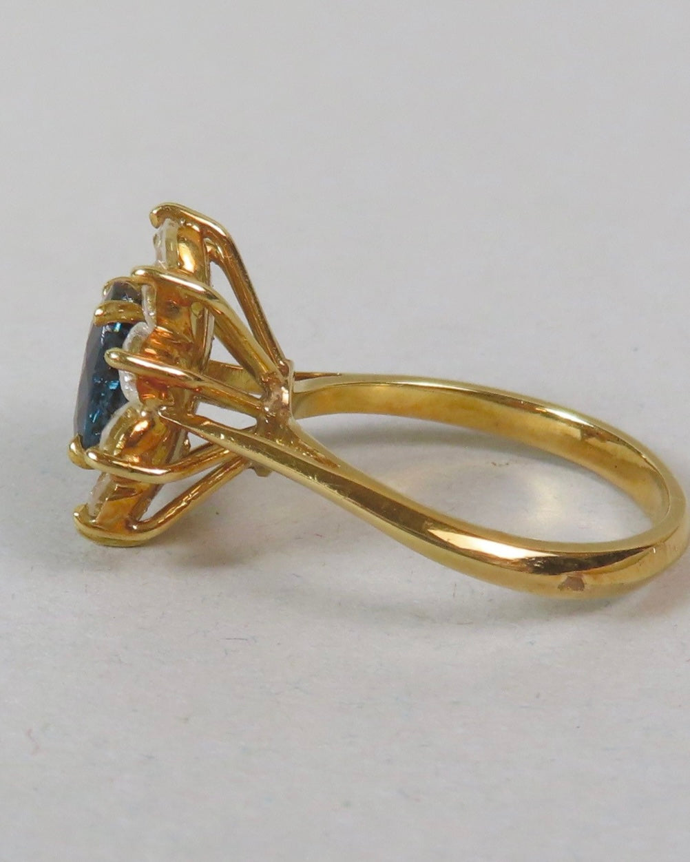 « Valentine» Bague Marguerite en or jaune, saphir et diamants