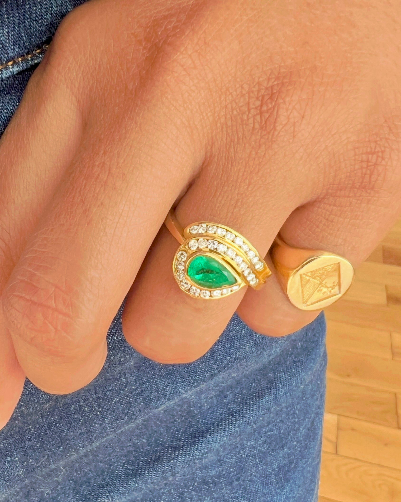 Bague tourbillon en or jaune émeraude et diamants