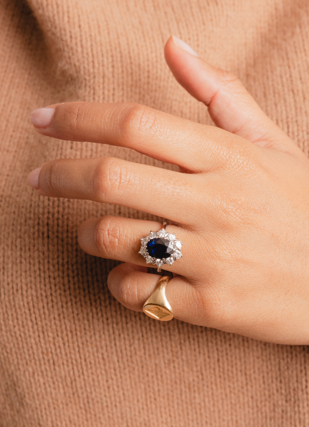 "Diane" Bague Pompadour en or blanc, saphir et diamants