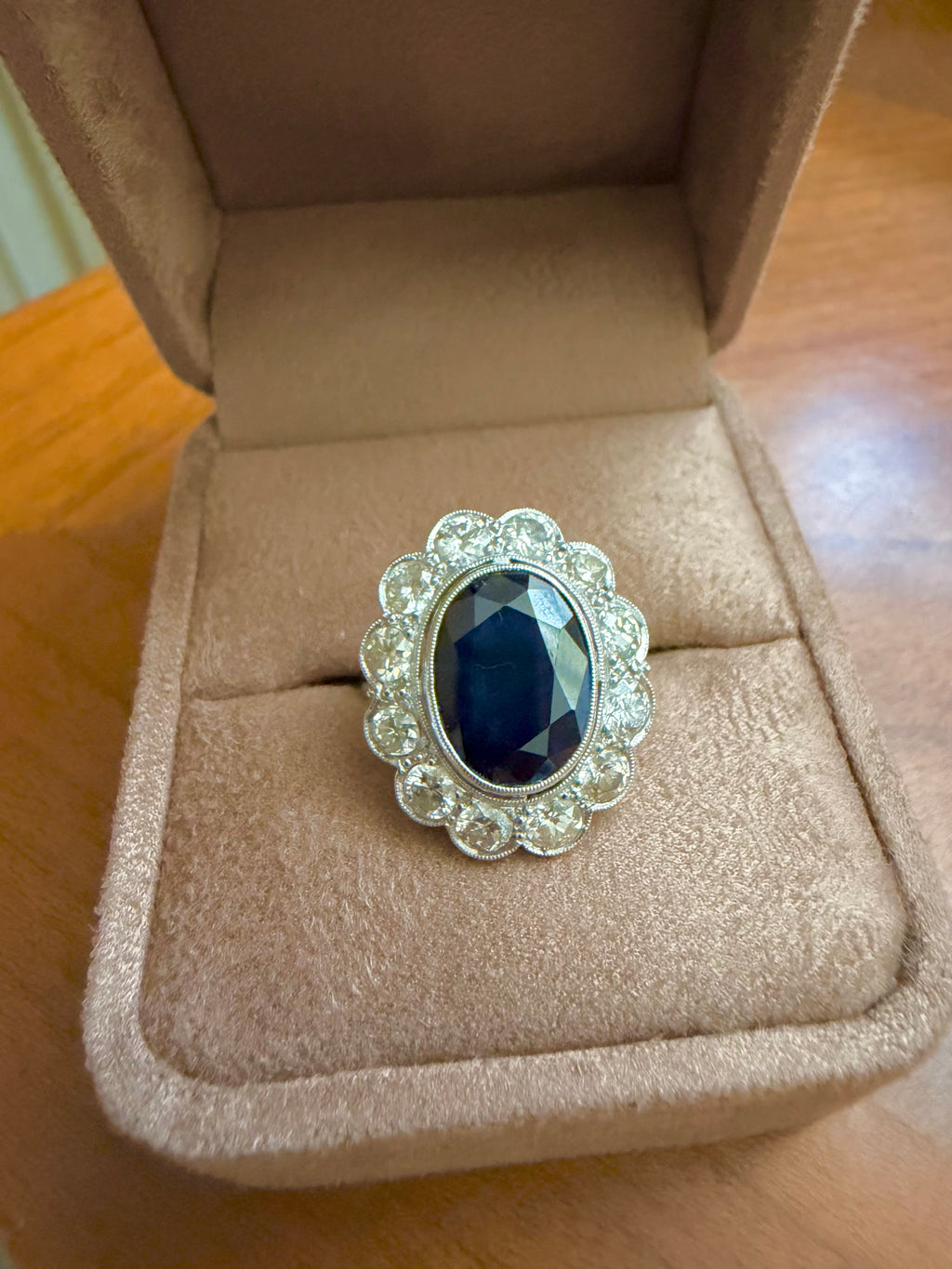 "Sophie" Bague Pompadour en platine saphir et diamants