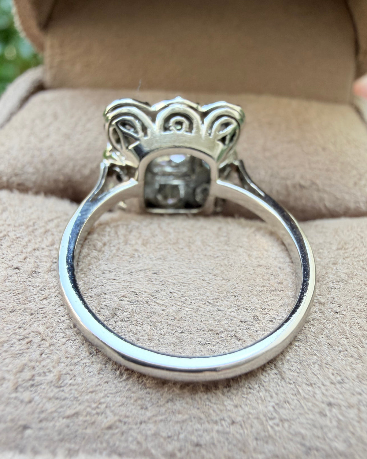"Loup" Bague entourage art déco en platine et diamants