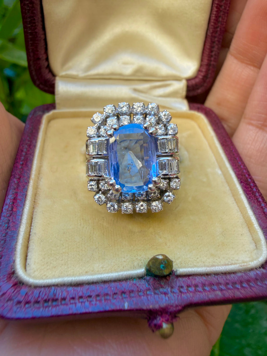 « Bérénice » Bague Pompadour en or blanc saphir Ceylan et diamants