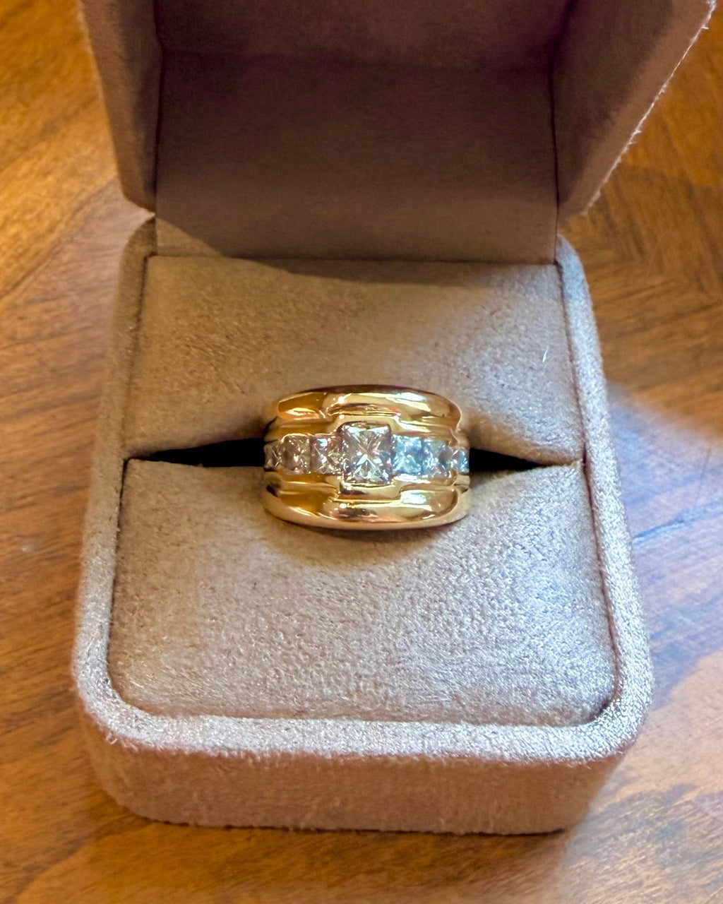 "Camille" Bague Bandeau en or jaune, et diamants 2 carats