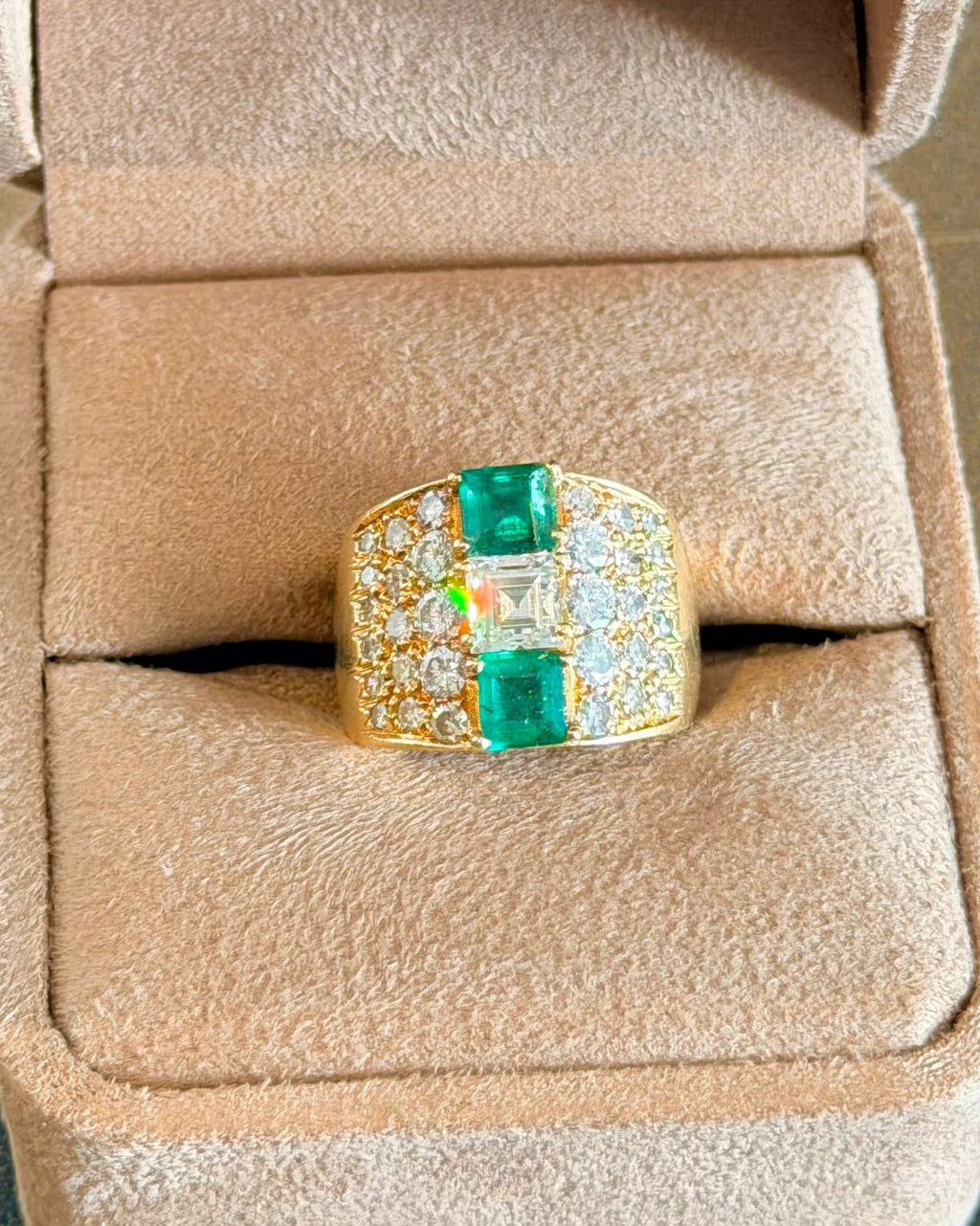 "Candice" Bague Bandeau en or jaune, émeraudes et diamants