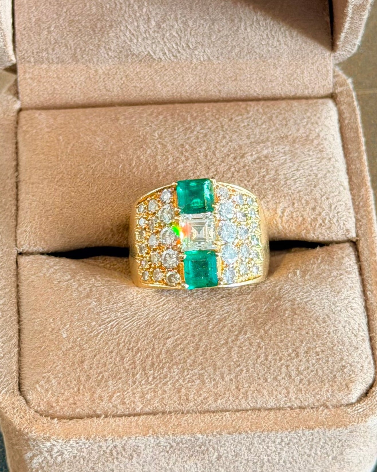 "Candice" Bague Bandeau en or jaune, émeraudes et diamants