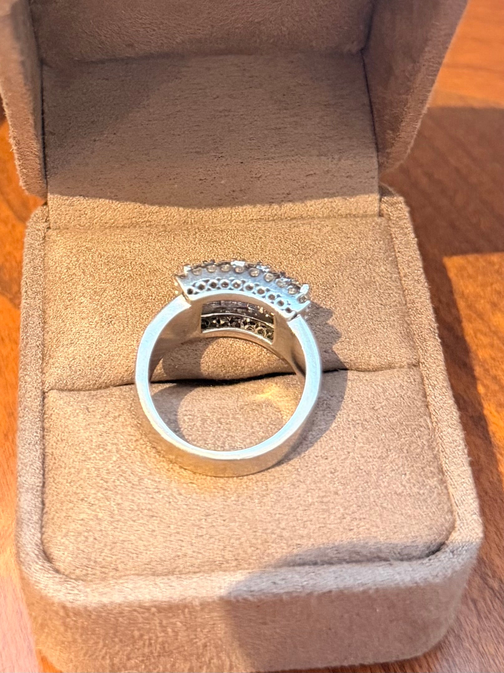 "Bianca" Bague en or blanc et diamants