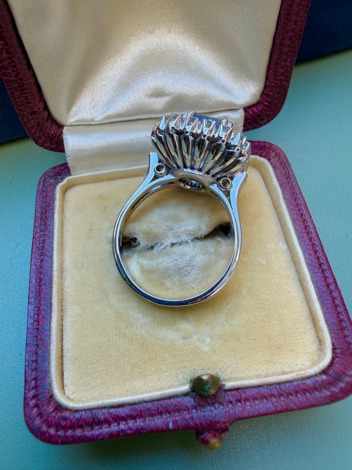 « Bérénice » Bague Pompadour en or blanc saphir Ceylan et diamants
