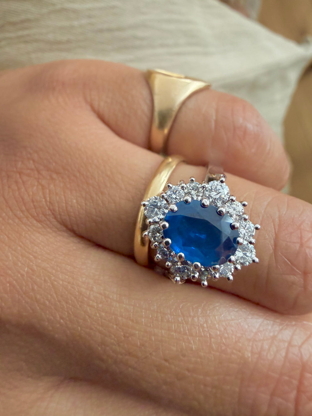 "Blandine" Bague Pompadour en or blanc, saphir et diamants