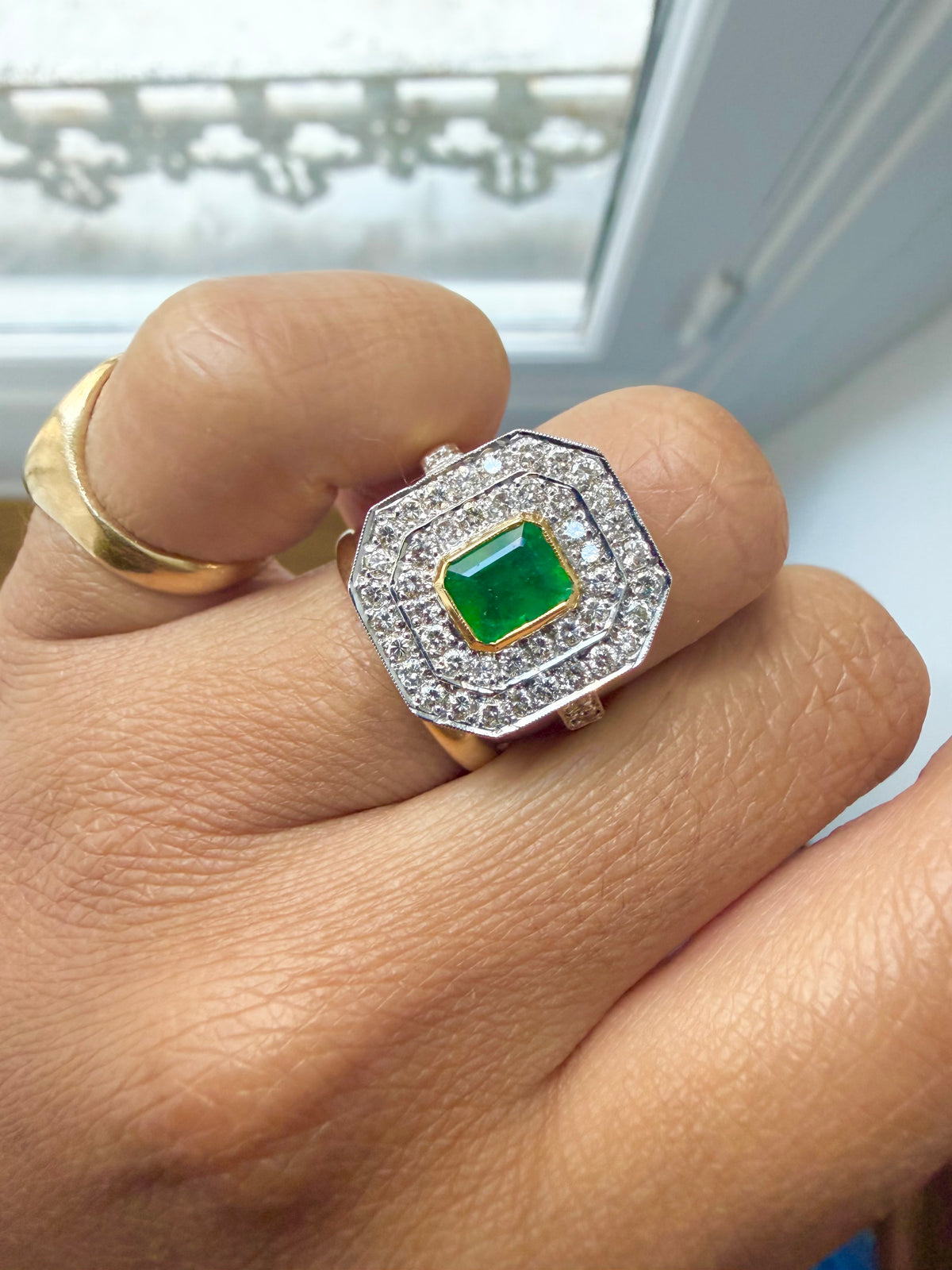 « Isabelle » Bague entourage en or émeraude et diamants