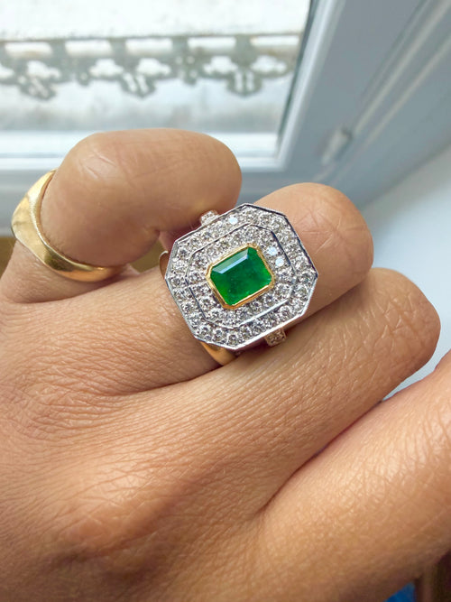« Isabelle » Bague entourage en or émeraude et diamants
