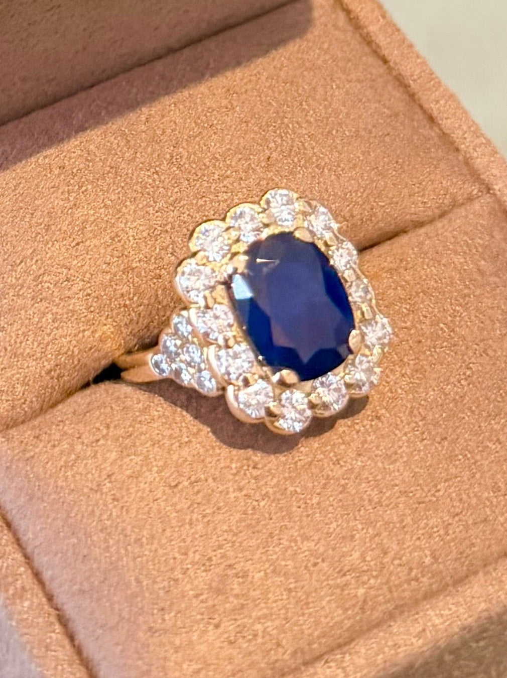 "Albane" Bague en or jaune, saphir et diamants