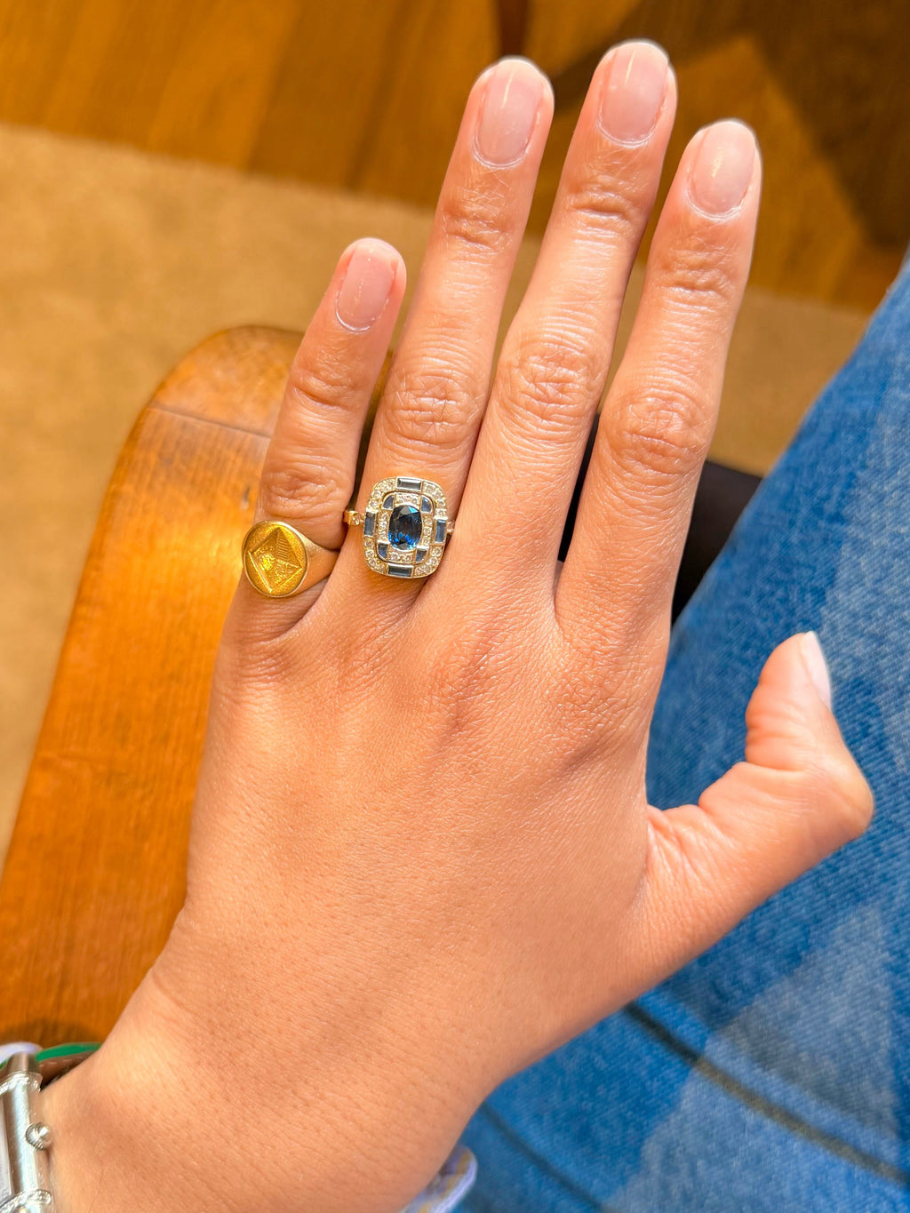 "Alix" Bague en or jaune, saphirs et diamants