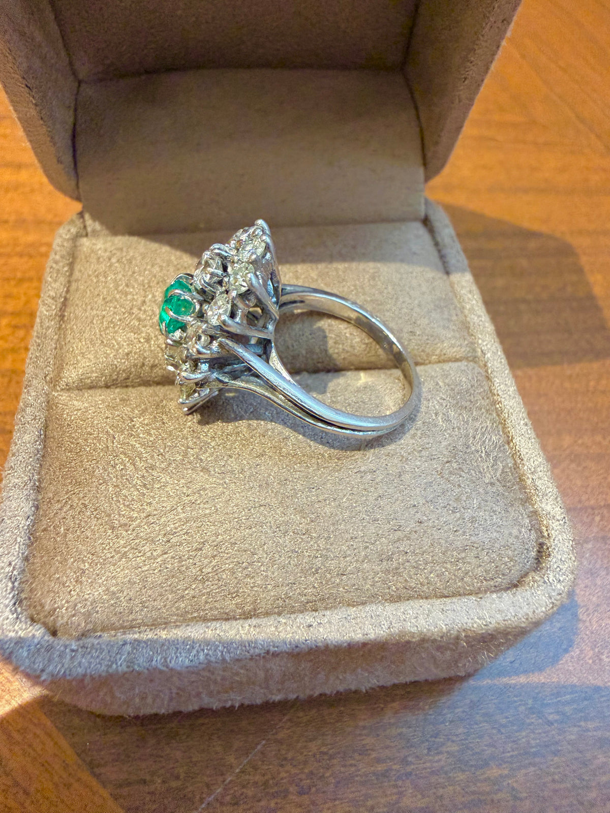 "Louison" Bague Marquise en platine émeraude  et diamants