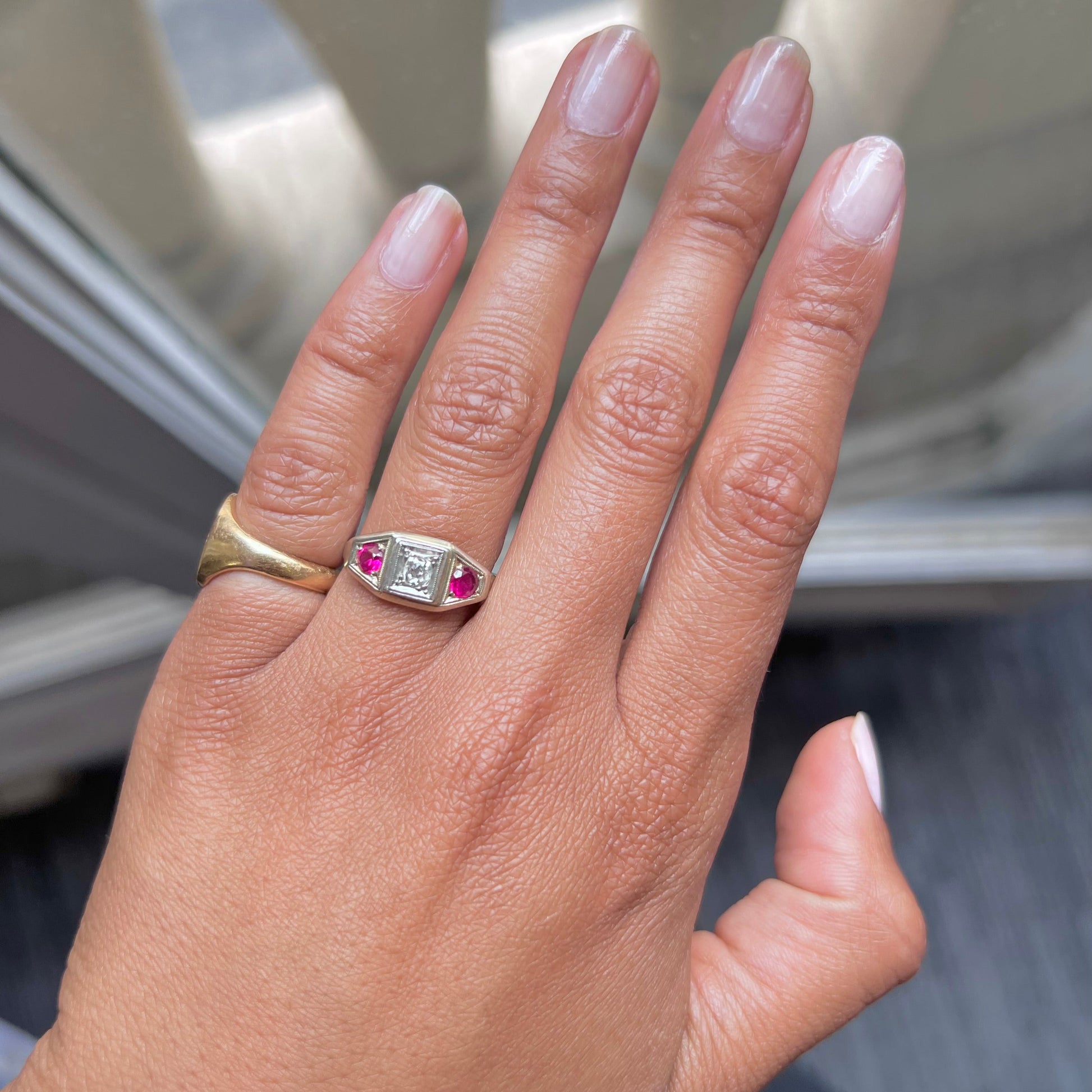 Bague Art déco en or blanc, platine, rubis et diamants