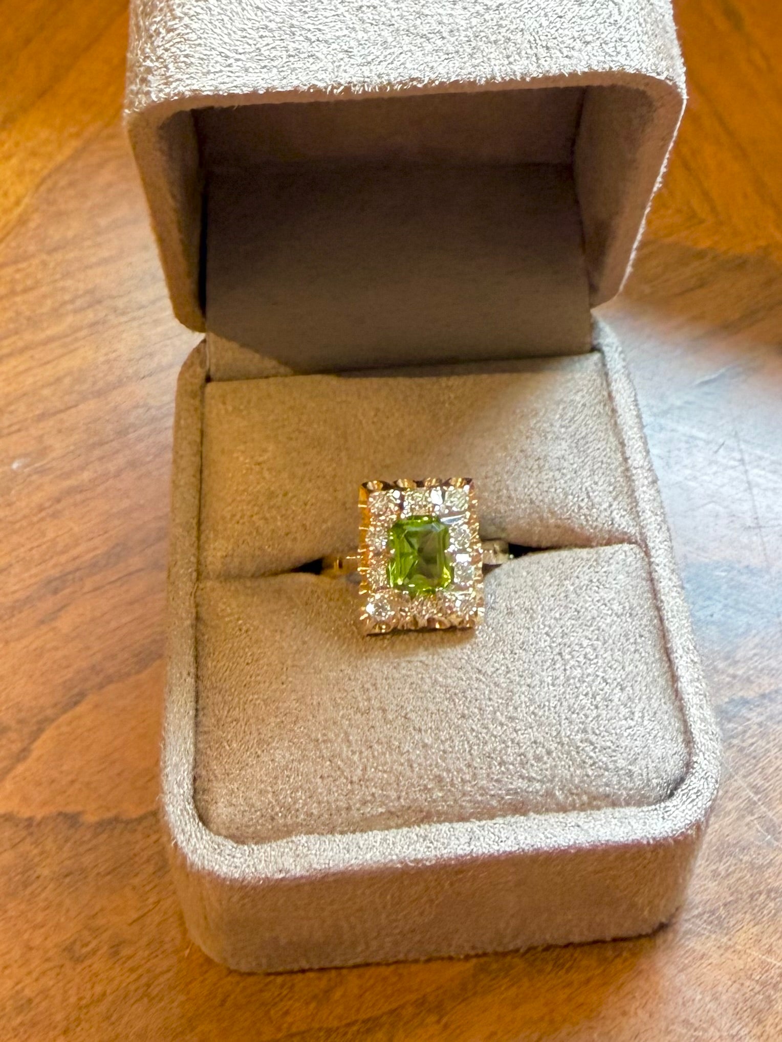 "Amandine" Bague entourage en or jaune, péridot et diamants