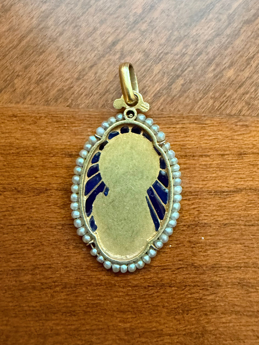 Médaille de la Sainte Vierge Marie en or jaune émail et perles fines