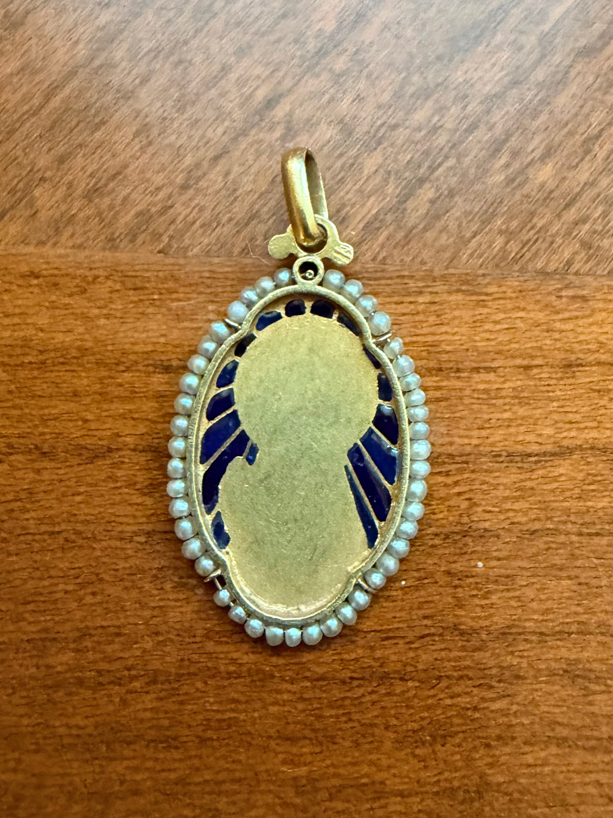 Médaille de la Sainte Vierge Marie en or jaune émail et perles fines