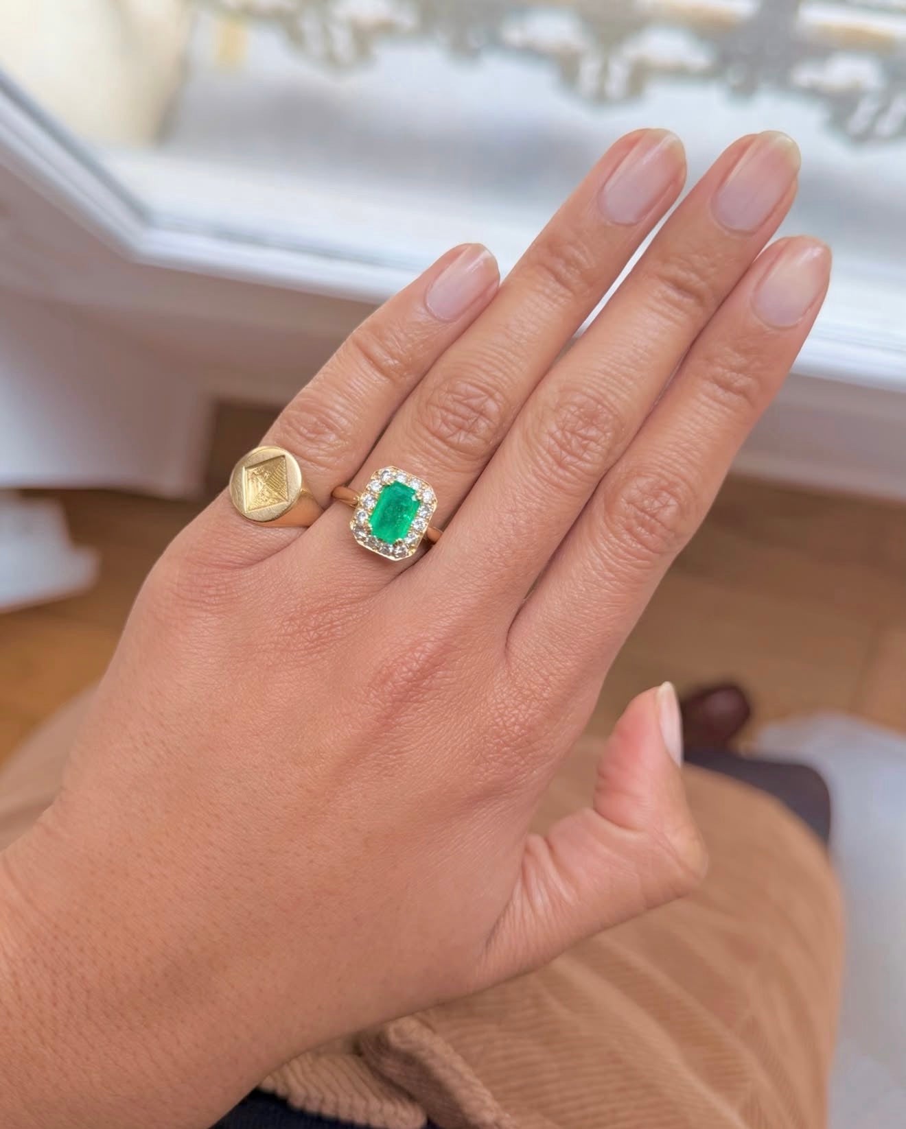 « Théodora» Bague en or jaune, émeraude et diamants