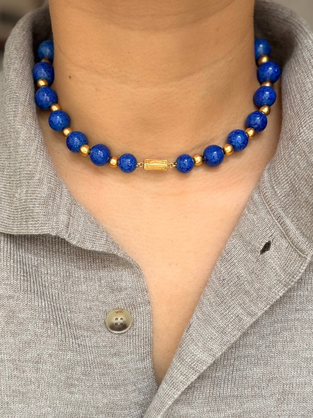 Collier en or jaune et perles de lapis-lazuli