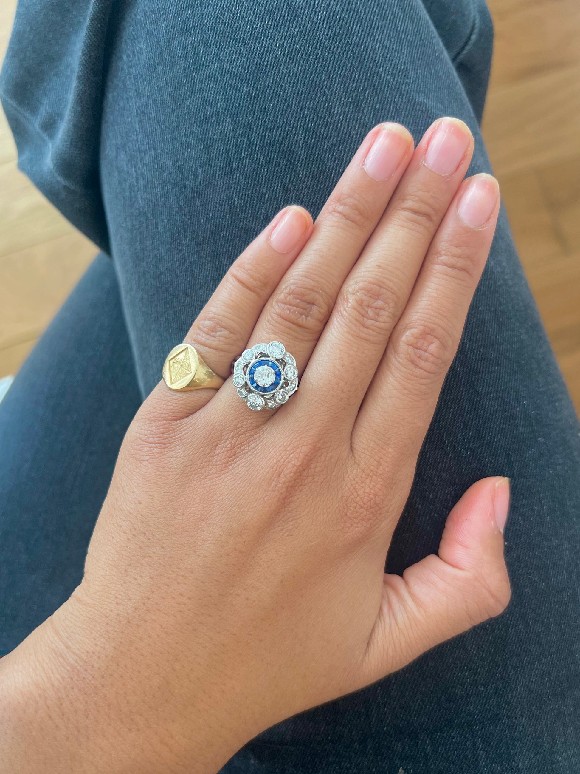 "Caroline" Bague Marguerite en platine, saphirs et diamants