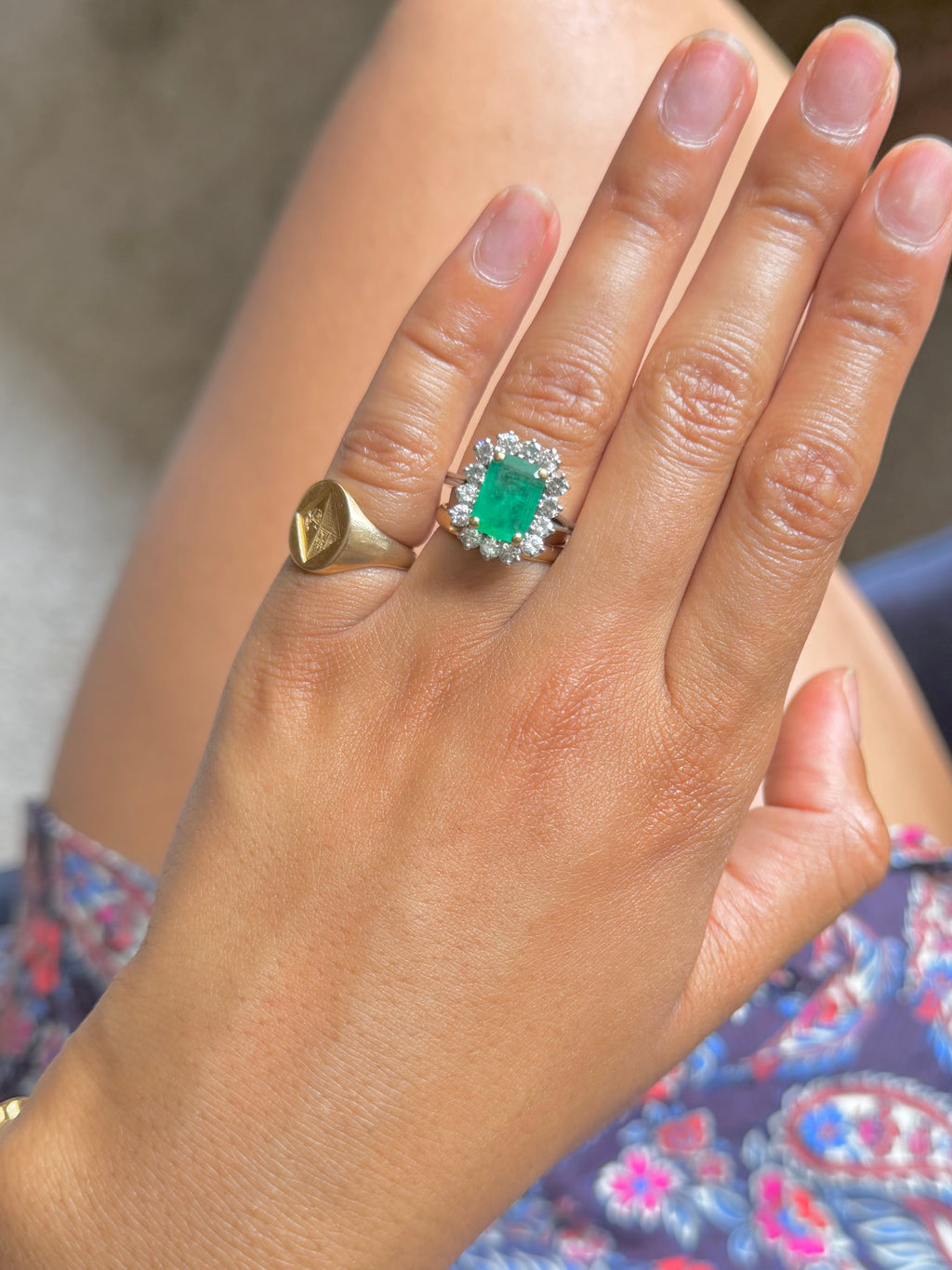 '' Emilie"  Bague entourage en or blanc émeraude et diamants