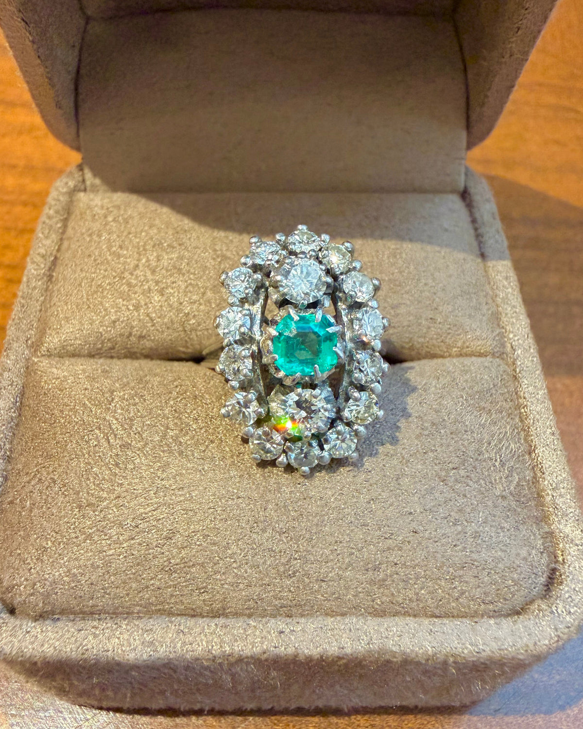 "Louison" Bague Marquise en platine émeraude  et diamants