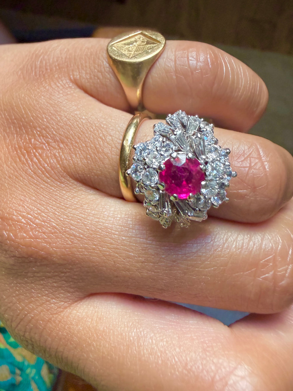 "Héloïse" Bague Dôme en or banc rubis et diamants.