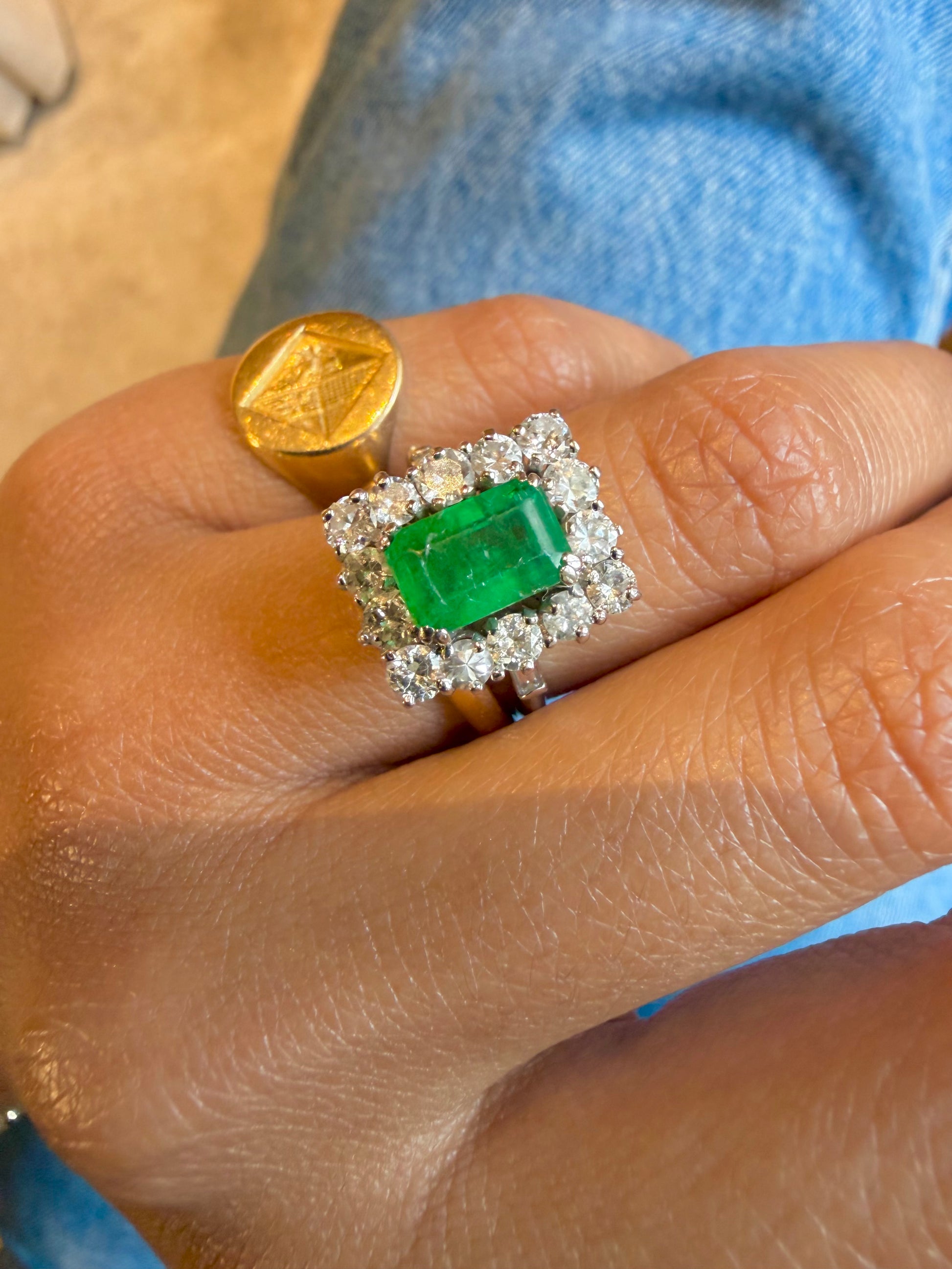 "Agnes" Bague en or blanc, émeraude et diamants