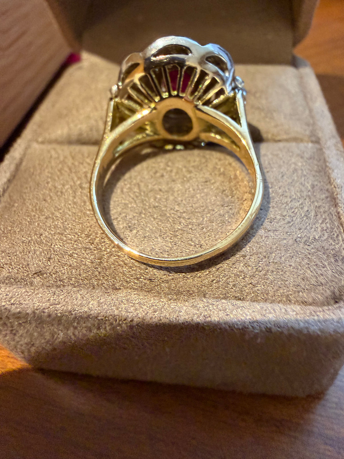 " Paola" Bague Pompadour en or blanc rubis et diamants