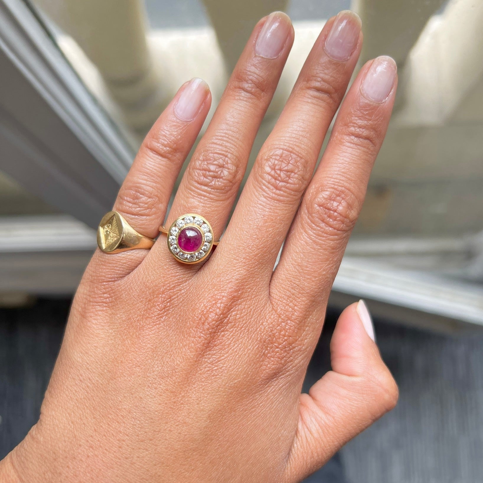 Bague en or jaune, rubis et diamants