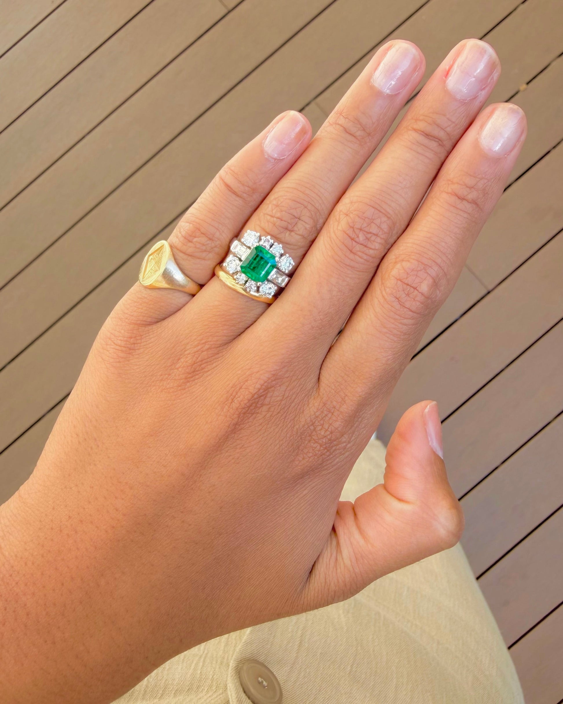 "Diane" Bague en or blanc, émeraude et diamants