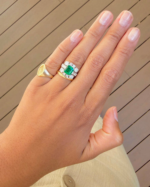 "Diane" Bague en or blanc, émeraude et diamants