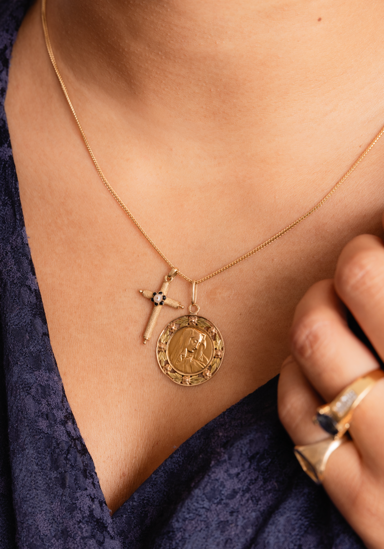 Pendentif Croix en or jaune, perle et émail