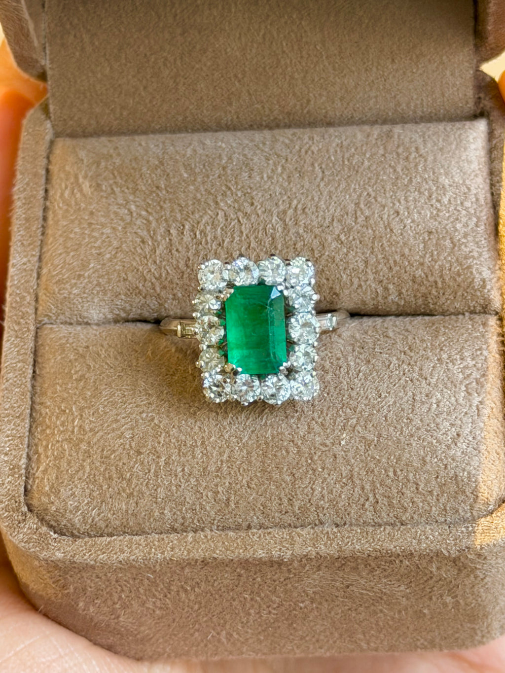 "Agnes" Bague en or blanc, émeraude et diamants